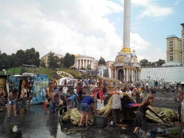 На Майдане остановлен демонтаж сцены, субботник сопровождается потасовками