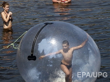 В Киеве запретили купаться на 15 общественных пляжах