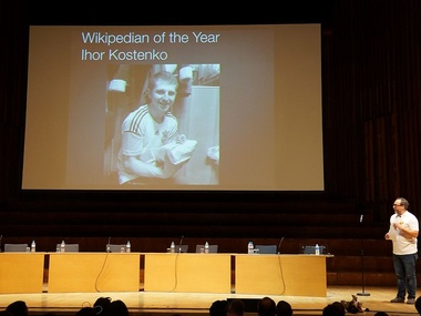 Основатель Wikipedia объявил корреспондента из Небесной сотни википедистом года
