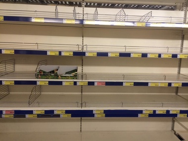 Из московских магазинов исчезли молочные продукты. Фоторепортаж