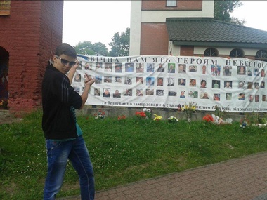 В Трускавце переселенцы-подростки фотографируются со средними пальцами на фоне памятников героям Майдана