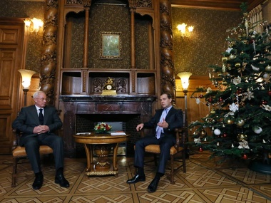 Азаров и Медведев в течение часа обсуждали договоренности президентов