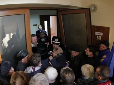 Жители Кременчуга пытались прорваться на заседание горсовета