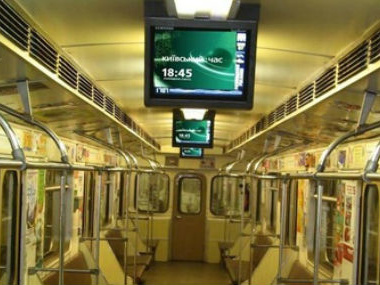 В вагонах киевского метро снимают все мониторы с рекламой