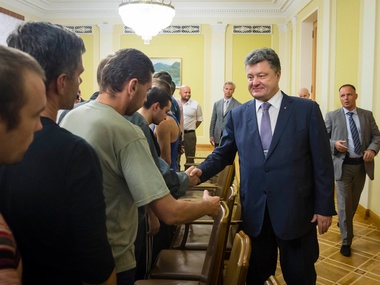 Порошенко встретился с военными, освобожденными из плена в Донецкой области. Фоторепортаж 