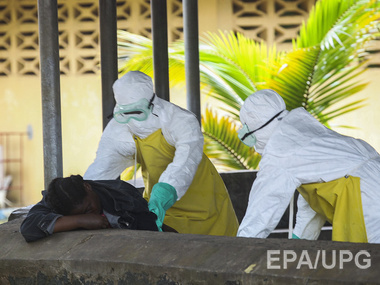 В Либерии три врача проходят экспериментальное лечение от вируса Эбола