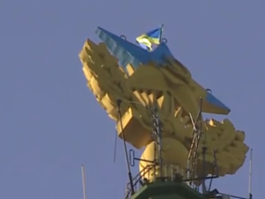 В Москве установили украинский флаг и покрасили в сине-желтые цвета звезду. Фоторепортаж