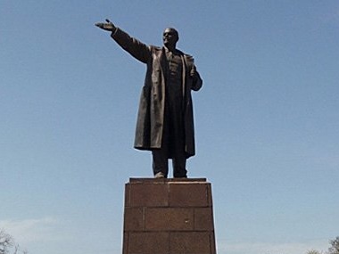 В Мариуполе отреставрируют два памятника Ленину