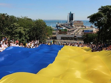 В Одессе Потемкинскую лестницу накрыли 23-метровым флагом. Фоторепортаж
