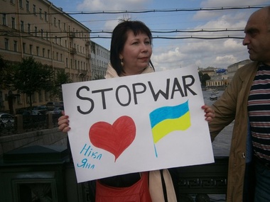 Коалиция "Демократический Петербург" провела одиночные пикеты в честь Дня Независимости Украины. Фоторепортаж