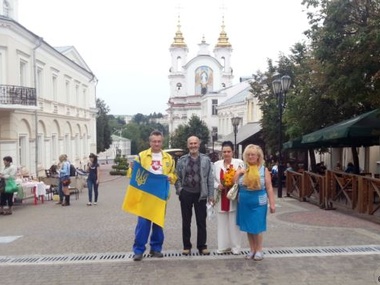 Активисты в Беларуси прошли под сине-желтым флагом