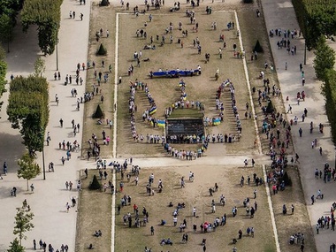 На День Независимости украинцы в Париже создали гигантский живой трезубец