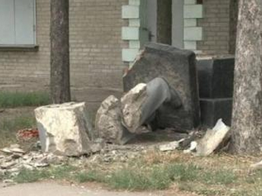 В Харькове разрушили памятник Ленину на ХТЗ