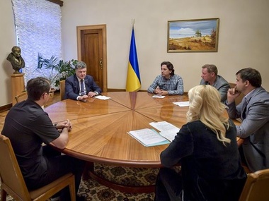 Порошенко встретился с активистами, которые требовали отправить подкрепление в Иловайск