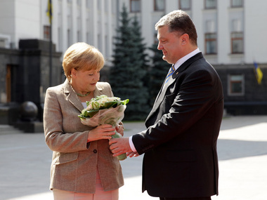Порошенко второй раз за день обсудил с Меркель ситуацию на Донбассе