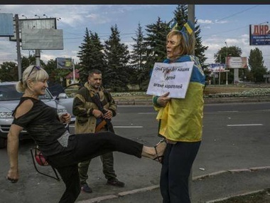 СМИ: Украинка, которую унижали бойцы "ДНР", освобождена
