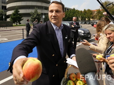 Сикорский угостил журналистов польскими яблоками, "которые Путин считает отравленными". Фото
