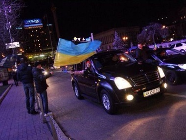 На Евромайдан приехала колонна из 10 автомобилей