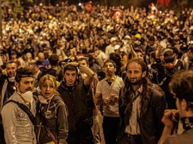 Турция: Противников премьера разогнали водометами