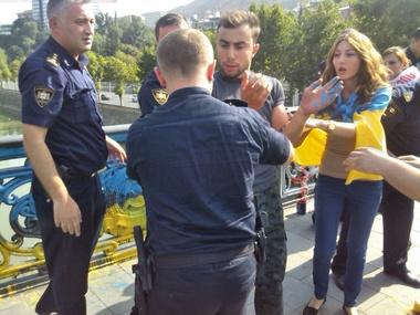 В Тбилиси полиция арестовала активистов за акцию солидарности с Украиной. Фоторепортаж