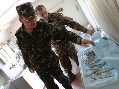 Пресс-центр АТО: Медики Днепропетровского госпиталя спасают жизни местным жителям 