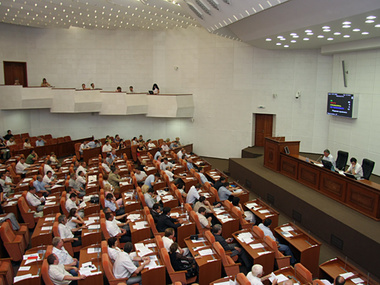 В Днепропетровске на сессии горсовета военком вручил депутатам повестки