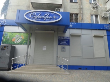 В Мариуполе закрылись ювелирные и посудные магазины