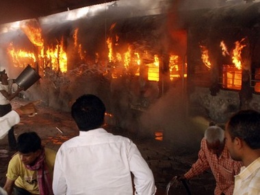 В Индии загорелся пассажирский поезд, погибли десятки людей