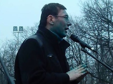 Луценко облили зеленкой на Евромайдане в Харькове