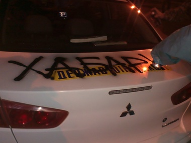 Неизвестные в масках разрисовали автомобиль ГАИ в Киеве