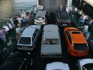 На Керченской переправе собралась очередь из почти трех тысяч машин