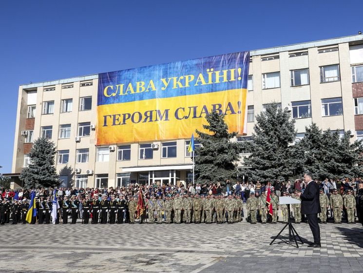 Порошенко заявил, что подпишет закон, который устанавливает приветствие "Слава Украине! Героям слава!" в ВСУ