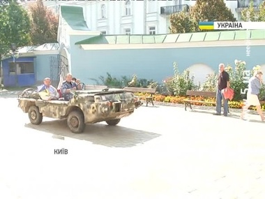 Врачи-хирурги показали машину "Жужу", на которой они прорвались из котла под Иловайском
