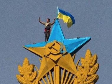 Советник Авакова Геращенко: Путин боится, что в следующий раз руфер Мустанг раскрасит в желто-голубой цвет кремлевские звезды или его лысину