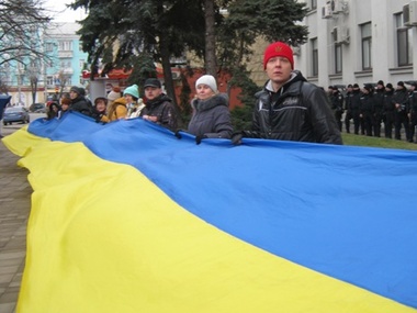 Луганский Евромайдан попытались забросать дымовыми шашками