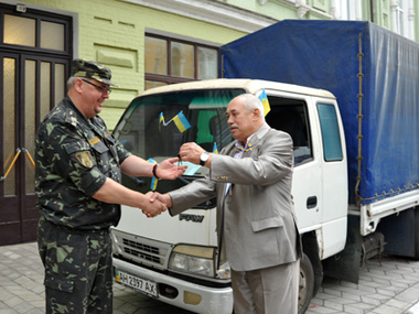Мариупольские журналисты подарили украинским военным грузовик