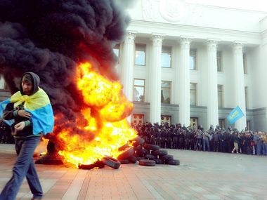 Требовавшие принятия закона о люстрации активисты перекрыли улицу Грушевского и зажгли покрышки под Радой. Фоторепортаж