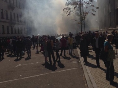 Митингующие под АП забрасывают милиционеров петардами и дымовыми шашками