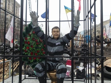 У баррикад Евромайдана появилась клетка с куклой Януковича