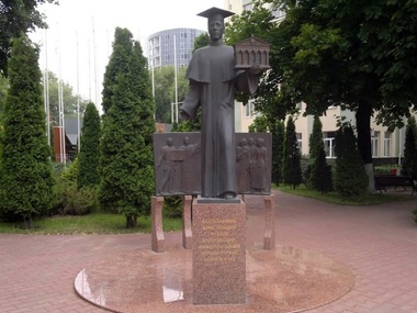 В Одессе активисты снесли "памятник Кивалову"