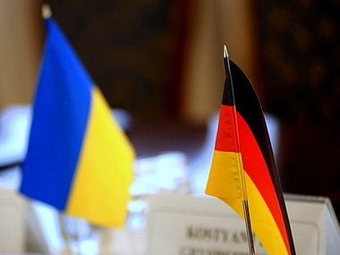 Около 300 человек приняли участие в акции солидарности с Украиной под Посольством РФ в Берлине