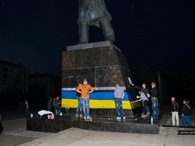В Краматорске молодежь перекрасила памятник Ленину в национальные цвета. Фоторепортаж