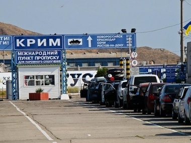 На Керченской переправе паромы начали вывозить людей из Крыма, очередь уменьшилась