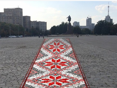 В Харькове создали самую большую нарисованную вышиванку. Фоторепортаж