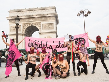 Femen оголились в центра Парижа в знак протеста против "Исламского государства". Фоторепортаж