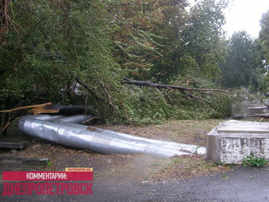В Днепропетровской и Запорожской областях ветер срывал крыши и валил деревья, погиб один человек