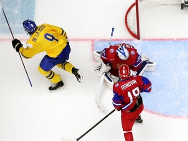 Чемпионат мира по хоккею: Сборная России проиграла шведам, но выходит в плей-офф