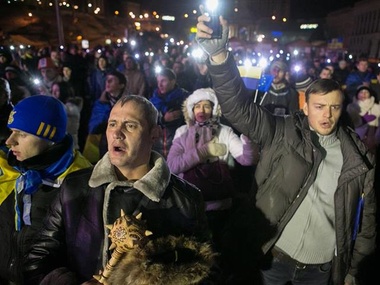На Майдане Незалежности десятки тысяч украинцев готовятся встретить новый год