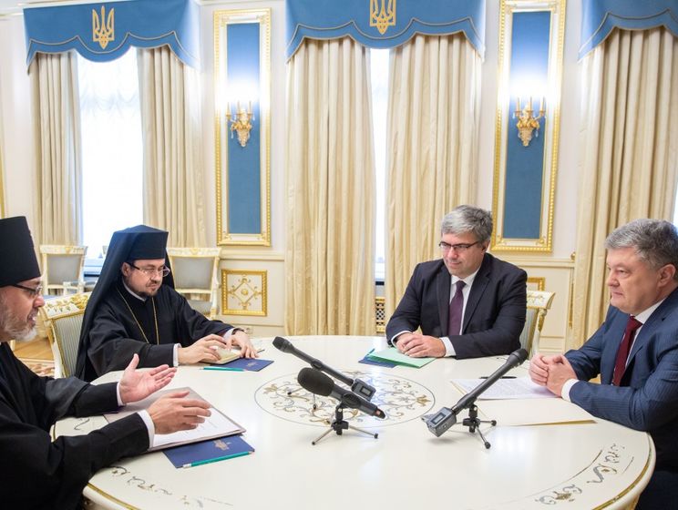 Порошенко заявил, что очень разочарован участием двух митрополитов из УПЦ МП в синоде РПЦ