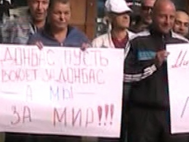 Полторы сотни активистов в Хмельницком провели акцию "Пусть за Донбасс воюет Донбасс!"